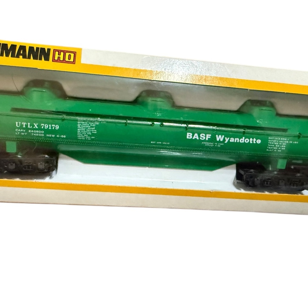 Bachmann‎ HO 62’ 3-Dome Tank Car BASF Wyandotte UTLX 79179 NIB 1:87 Scale